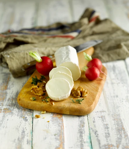 Frische Ziegenkäserolle