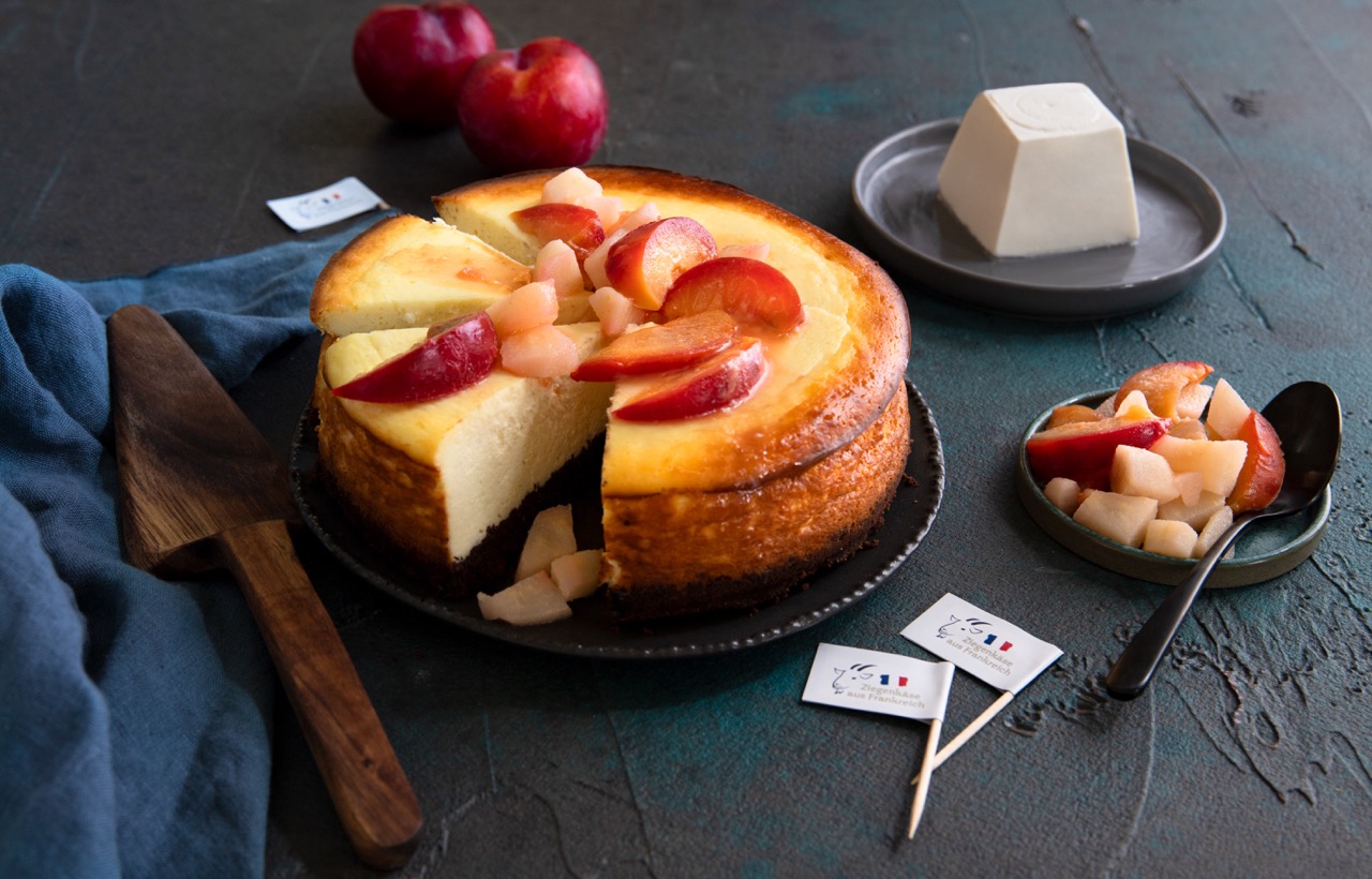 Käsekuchen mit Birnen-Pflaumen-Topping