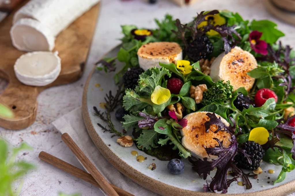 Wildkräutersalat mit gratiniertem Ziegenkäse